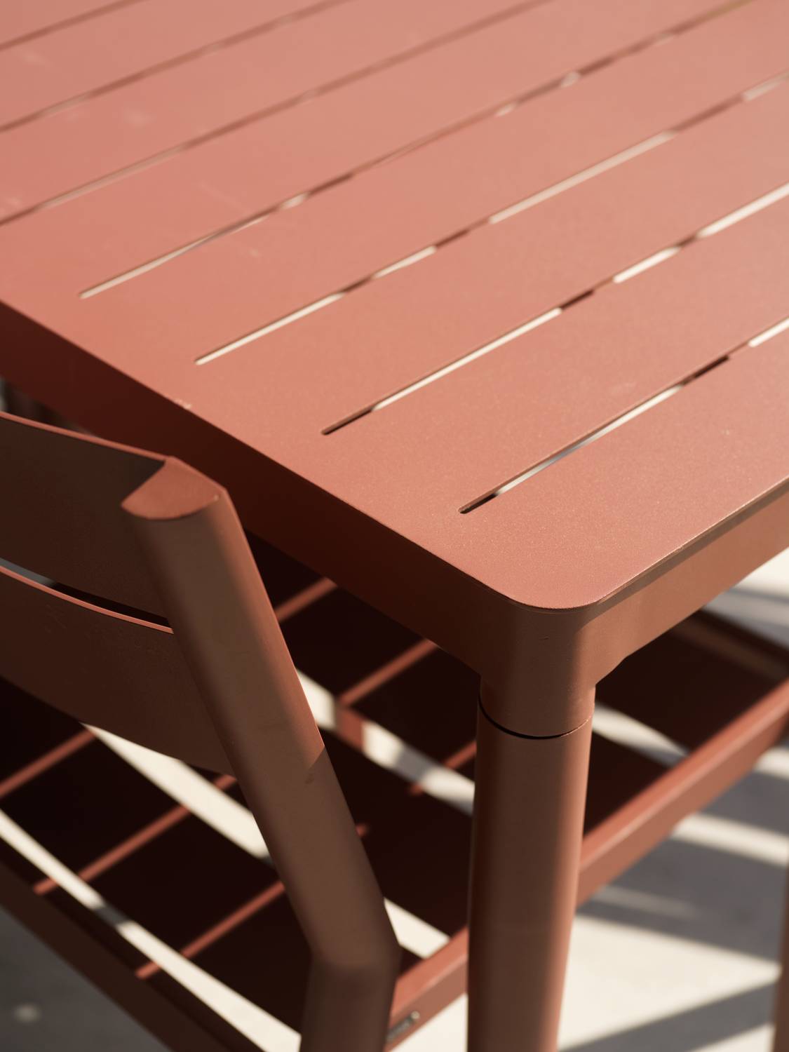 Delia Diningstuhl Zin Red