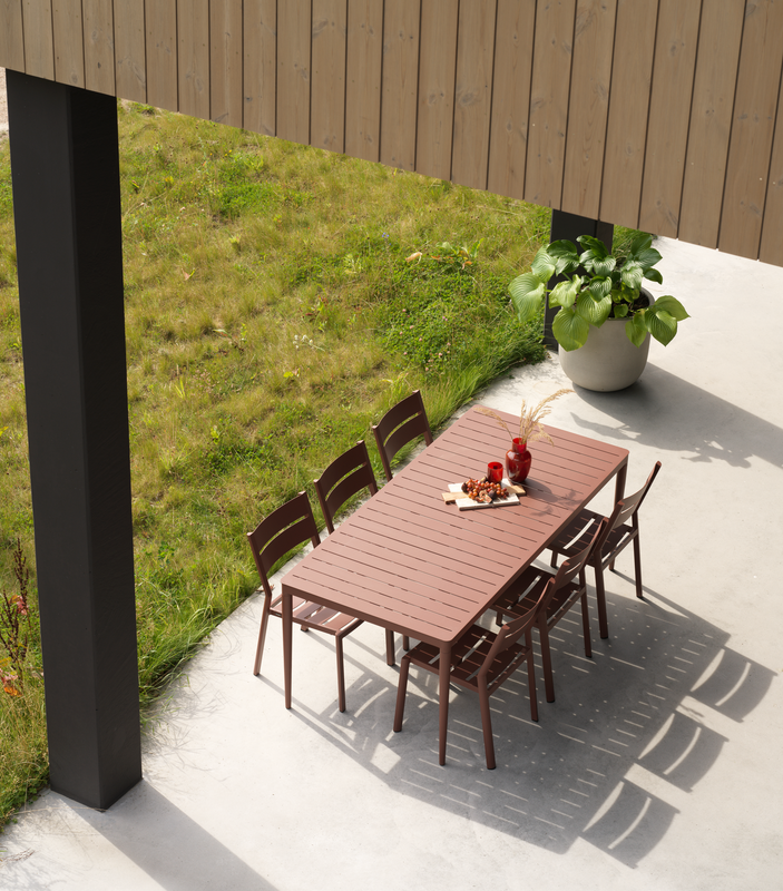 Delia Diningstuhl Zin Red